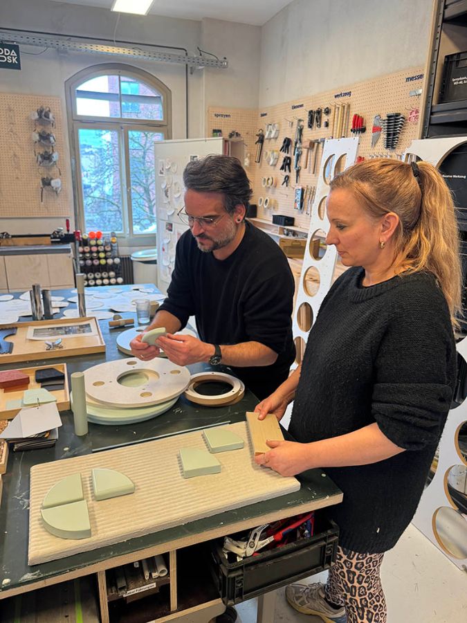 Walter Allemann, Leiter Interior Design Management UZH und Mengia Hofmann, Interior & Atmospheric Designer bei SODA Design AG